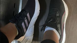 Una pasajera contó que se bajó de un vuelo con una zapatilla ajena en el pie derecho y la historia se volvió viral en Twitter.&nbsp;