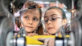 El objetivo. Del concurso es promover que más niñas y mujeres jóvenes se acerquen a la tecnología para ser protagonistas, creadoras, y reducir así la brecha de género en la tecnología y la ciencia desde las edades más tempranas.&nbsp;