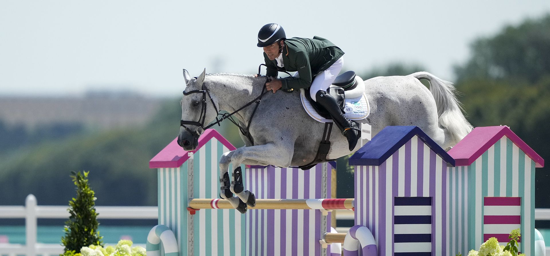 Austin O'Connor de Irlanda, montando a Colorado Blue, compite en salto ecuestre en los Juegos Olímpicos de Verano de 2024, el lunes 29 de julio de 2024, en Versalles, Francia. (Foto AP/Mosa'ab Elshamy)