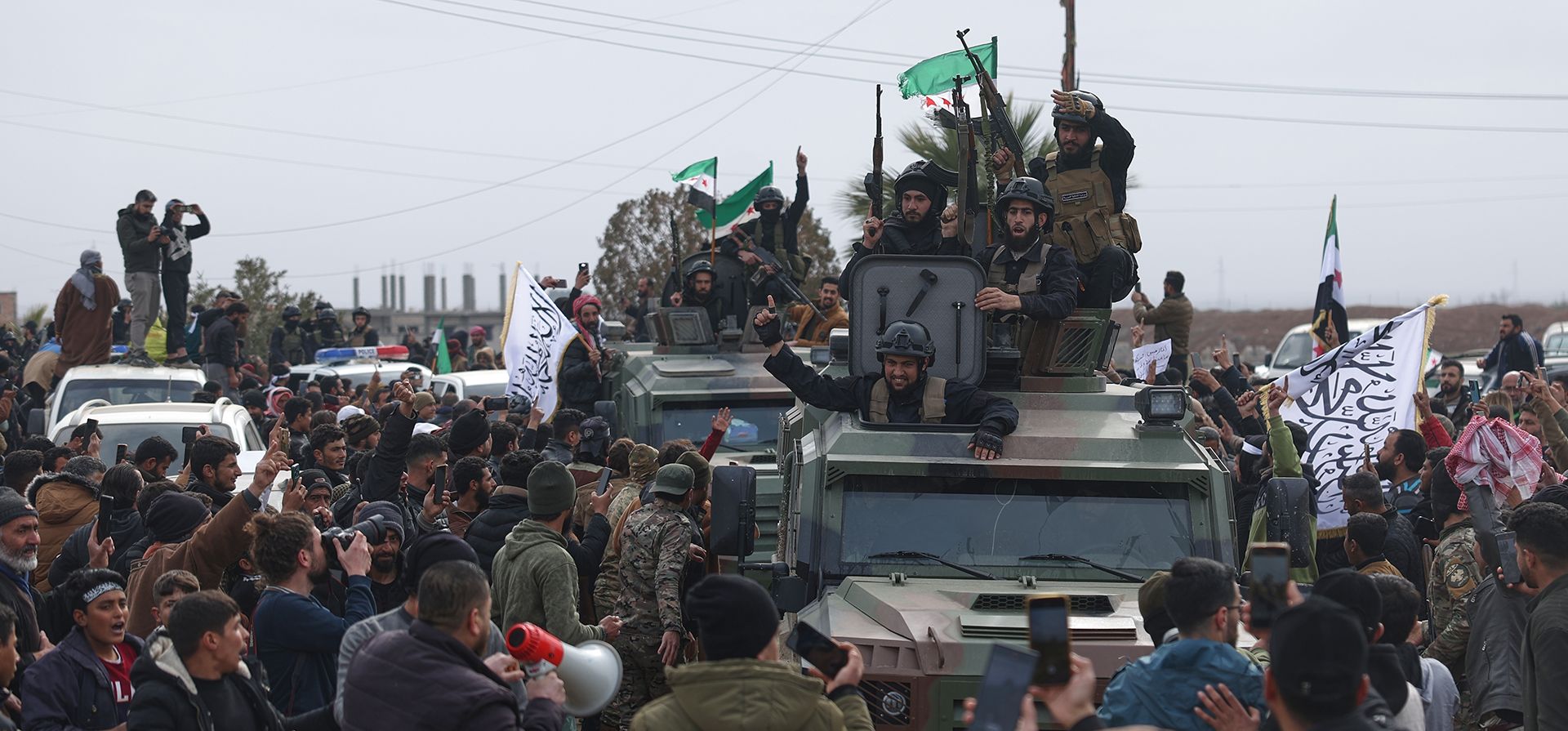 Una multitud vitorea a un convoy de fuerzas del Ministerio del Interior de Siria en su camino hacia la ciudad mayoritariamente kurda de Qamishli, en la aldea de Tal Brak, al noreste de Siria, el martes 3 de febrero de 2026. (Foto AP/Ghaith Alsayed) Una multitud vitorea a un convoy de fuerzas del Ministerio del Interior de Siria en su camino hacia la ciudad mayoritariamente kurda de Qamishli, en la aldea de Tal Brak, al noreste de Siria, el martes 3 de febrero de 2026. (Foto AP/Ghaith Alsayed)