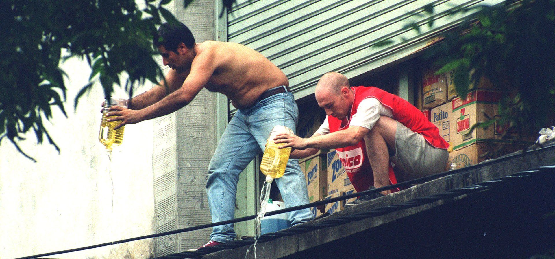 La crisis del 2001 tuvo en Rosario su punto más álgido con saqueos y represión. Supermercado de Lavalle al 1700. 