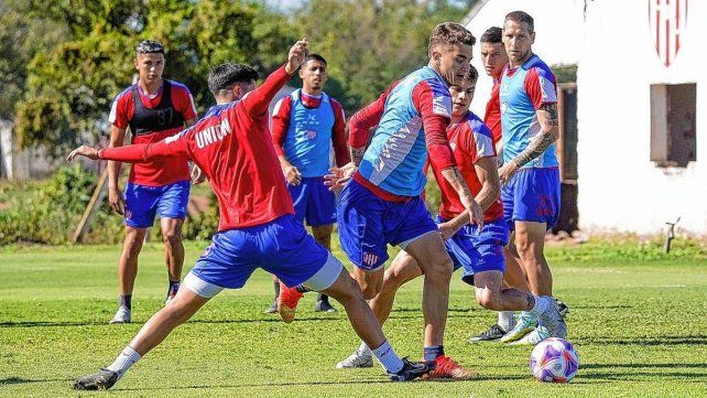 Unión: Méndez arma los 11 para debutar en la Copa Argentina Unión: Méndez arma los 11 para debutar en la Copa Argentina