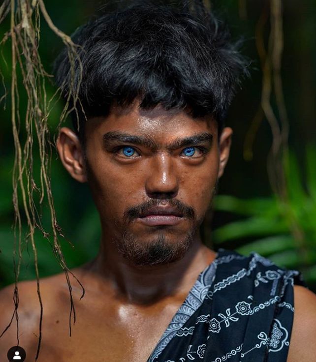 Por una mutación genética, una tribu de Indonesia sorprende por sus ojos azules