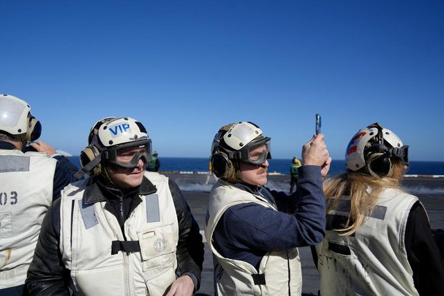 Todas las imágenes de la visita de Milei al portaaviones estadounidense USS Nimitz en Mar del Plata