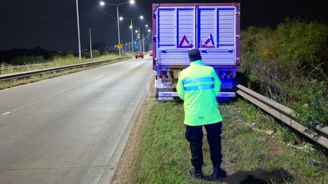 Secuestraron un acoplado con pedido de captura en estaba abandonado sobre  la banquina  en Circunvalación Oeste