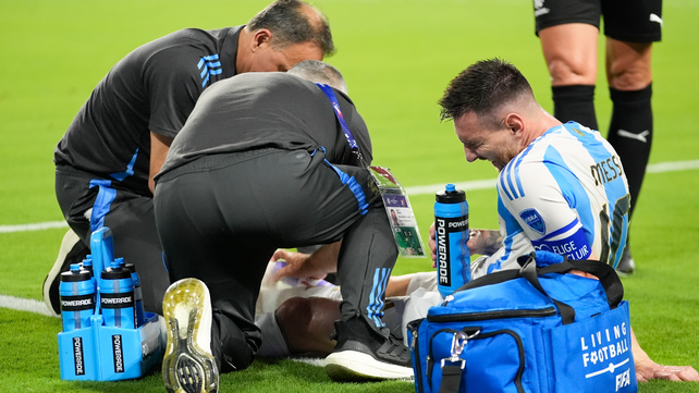 Lionel Messi es atendido por el cuerpo médico de la selección argentina durante la final de la Copa América.