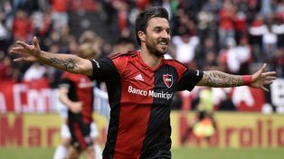 Scocco grita uno de los tantos goles que anot&oacute; en Newells.