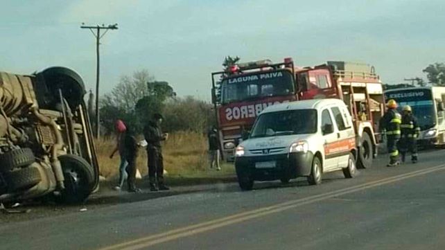 Un muerto y dos heridos al chocar un auto y un camión en la ruta 11