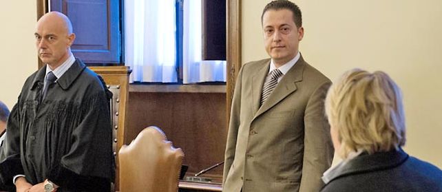 Paolo Gabriele (a la derecha) mira a su abogada