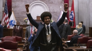 Justin Pearson, uno de los dos legisladores, levanta sus brazos mientras se retira del hemiciclo en el Congreso de Tennessee.&nbsp;