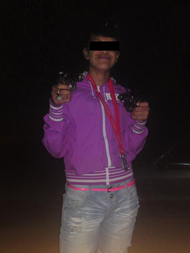 Una moda aterradora: más fotos de los chicos que posan con todo tipo de armas de fuego en Facebook