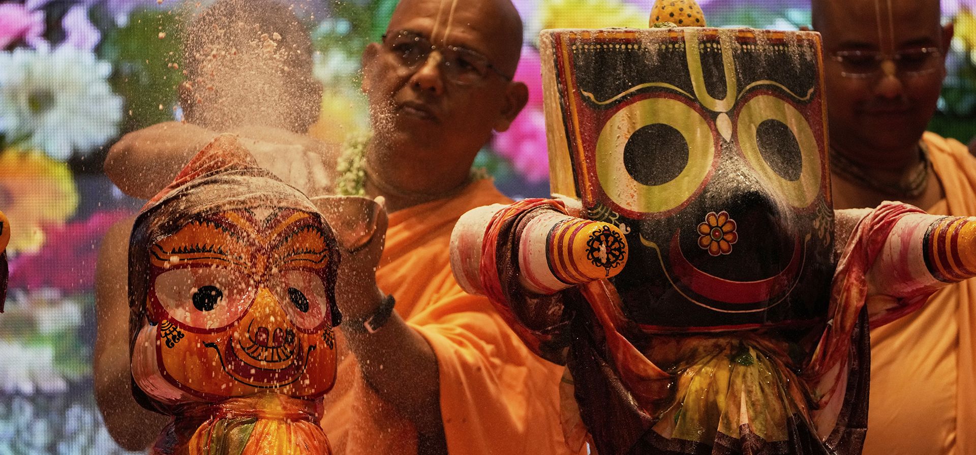 Un sacerdote hindú rocía polvo de sándalo sobre los ídolos de Jagannath y Subhadra durante la ceremonia del baño sagrado (Sean Yatra), antes del festival de carros (Rath Yatra), en Calcuta, India, el miércoles 11 de junio de 2025. (Foto AP/Bikas Das) Un sacerdote hindú rocía polvo de sándalo sobre los ídolos de Jagannath y Subhadra durante la ceremonia del baño sagrado (Sean Yatra), antes del festival de carros (Rath Yatra), en Calcuta, India, el miércoles 11 de junio de 2025. (Foto AP/Bikas Das)