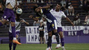 Buen debut. Agustín Bravo, el zaguero proveniente de Rafaela, debutó de titular en el Franzini y estuvo firme en la marca.