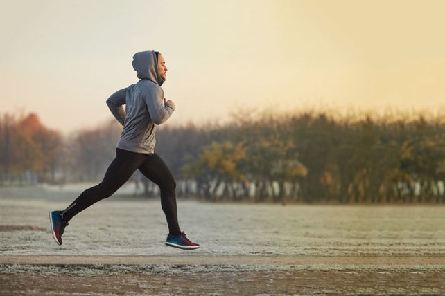 Caminar varias veces a la semana o plantearse objetivos como correr, de manera progresiva, ayuda a mejorar los niveles de energía 