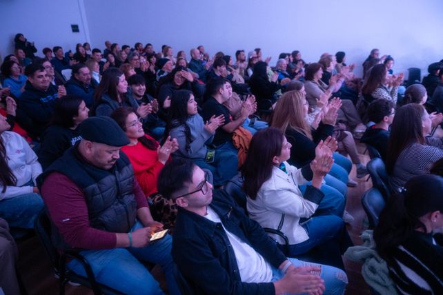 El taller de teatro Magnafama de Timbúes, brilló con la presentación de la obra La verdad de la mentira