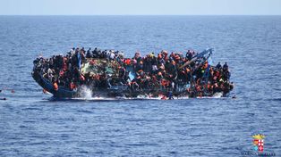 Escalofriante secuencia fotográfica del naufragio de un barco con refugiados en el Mediterráneo