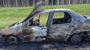 Se prendió fuego un auto cuando intentaron pasarlo a nafta