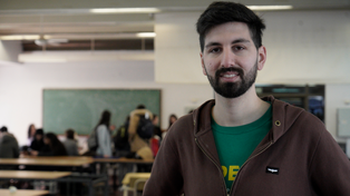 El joven ya terminó de cursar la carrera y desde hace dos años es ayudante de cátedra en la facultad.