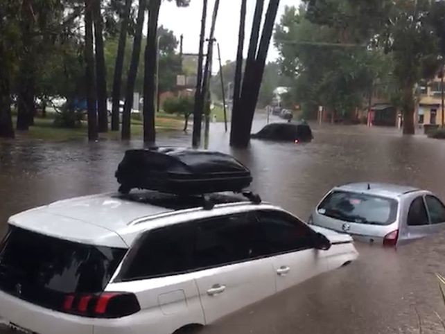 Pinamar se transformó en Venecia: una tormenta dejó sectores de la ciudad bajo agua