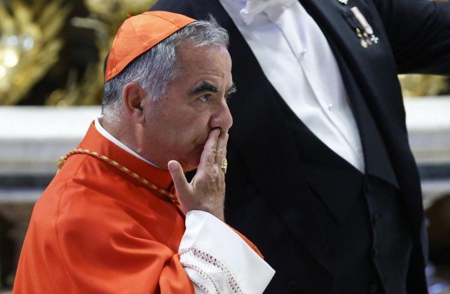 Por el bien de la Iglesia, el cardenal Becciu se retira del cónclave para elegir al Papa