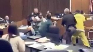 El video de un padre golpeando al hombre que asesinó a su hija se viralizó