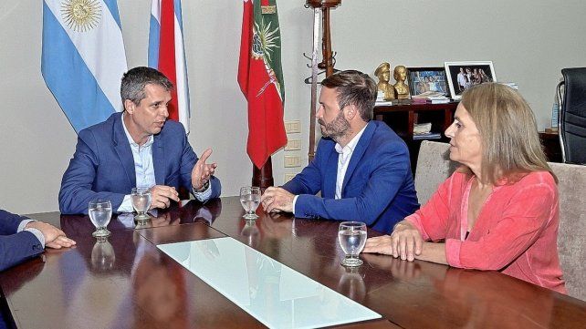 El vigente intendente Enrique Cresto recibió al electo Francisco Azcué y Magdalena Reta de Urquiza.