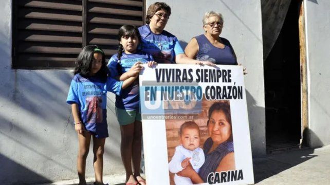 El Concejo Deliberante de Paraná aprobó designar Carina Alejandra Pérez una calle del barrio Mosconi Viejo en homenaje a la víctima del femicidio de 2013 Foto de archivo: Familiares de Carina Pérez en 2013.&nbsp;