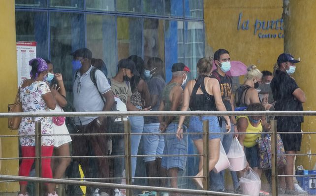 Una tienda estatal en la que hasta ahora se podía comprar con dólares productos esenciales que escasean en Cuba.