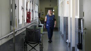 Educar en el hospital. Analía Rasol recorre los pasillos del Vilela para conocer a sus alumnos.