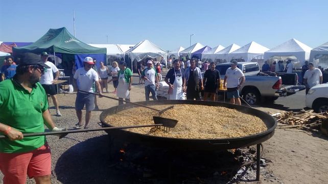 La paella gigante fue parte de los aromas y sabores de la Semana Santa en Paraná