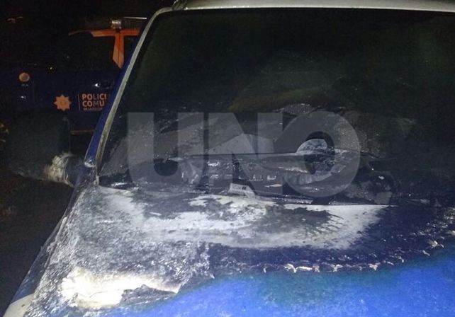 Así quedó el patrullero incendiado.
