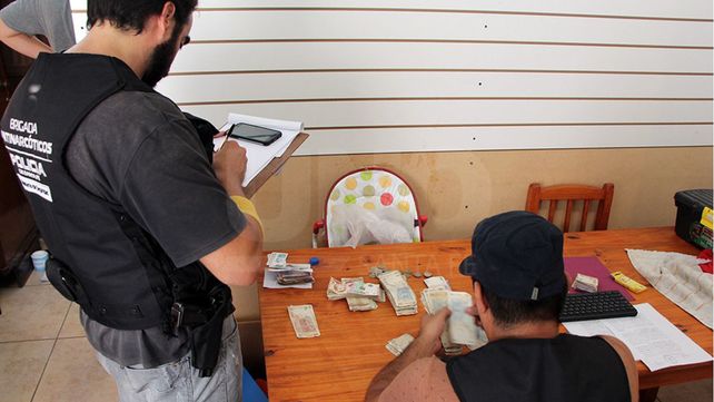 Cayeron cinco vendedores barriales de drogas en 10 allanamientos