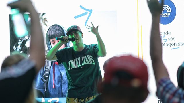 Los jóvenes y el freestyle fueron protagonistas en la explanada del Concejo Municipal
