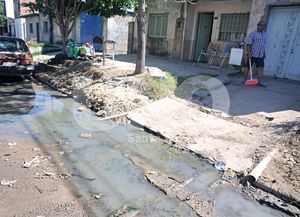 Los Hornos: calles intransitables por la extensión de la red cloacal