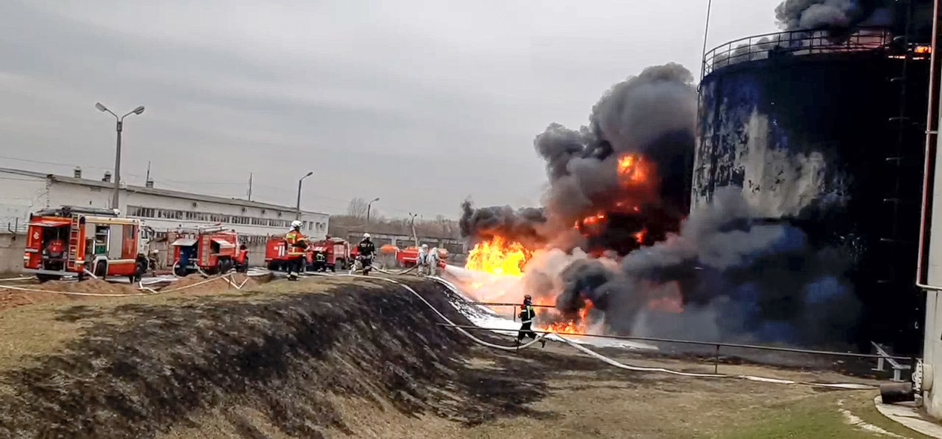 Foto publicada por el Servicio de Prensa del Ministerio de Emergencias de Rusia el viernes 1 de abril de 2022, los bomberos trabajan en el lugar del incendio en un depósito de petróleo en la región de Belgorod, Rusia. El gobernador de la región fronteriza rusa de Belgorod acusó a Ucrania de volar helicópteros artillados hacia territorio ruso y atacar un depósito de petróleo el viernes por la mañana.