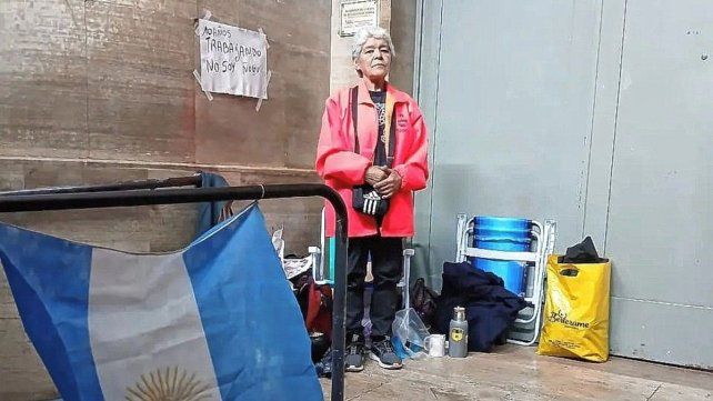 Concordia: una madre se encadenó a la Municipalidad en defensa del trabajo de su hija.