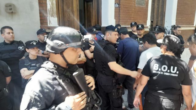 Conflicto de los portuarios: sigue la tensión y hoy cortaron el tránsito frente al gremio