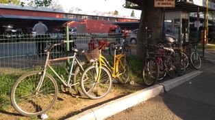 Reclaman un bicicletero en la Terminal de ómnibus y portabicis en los colectivos urbanos