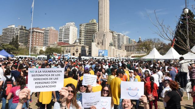 Una multitud en el Monumento reclamó que frenen los ajustes a prestadores de servicios para discapacitados