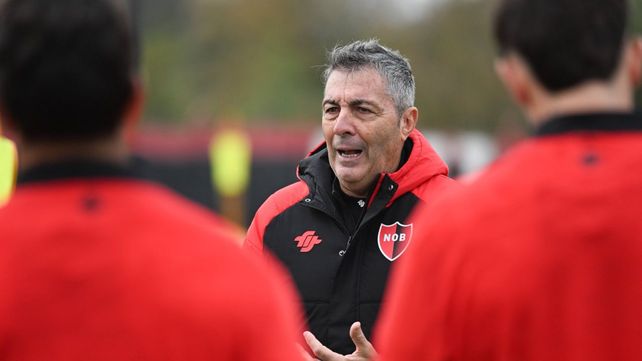 Frank Kudelka les da indicaciones a sus dirigidos en la segunda semana de pretemporada de Newells.