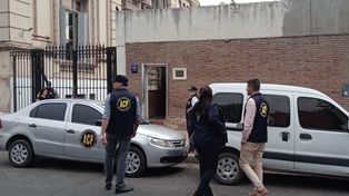 Agentes de Control Policial llevaron adelante el allanamiento en las oficinas de la AIC en la ciudad de Santa Fe.
