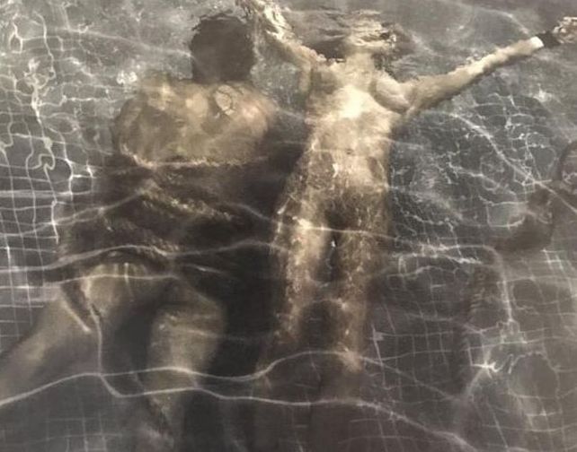 Victoria Vanucci hizo saltar la térmica en las redes con fotos en topless y junto a cadáveres