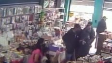 Asalto. Cuatro ladrones ingresaron al negocio, donde a esa altura de este viernes había varios clientes. (Imagen: captura de TV) Asalto. Cuatro ladrones ingresaron al negocio, donde a esa altura de este viernes había varios clientes. (Imagen: captura de TV)