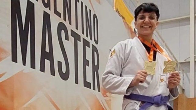 Antonella Bello posa con las dos preseas que obtuvo en su primera competencia como cinturón violeta.