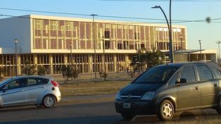 Instantánea de la “intervención” sobre los pisos superiores del Hospital Regional Rosario Sur. En los últimos cuatro días, comenzaron a verse más “huecos” en los paneles de parasoles horizontales.