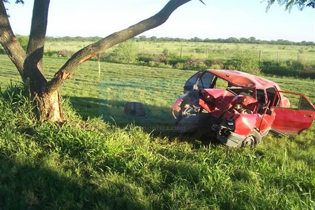 Vera: murió un joven al estrellar su auto contra un árbol