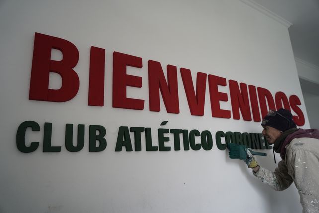 Pintura sobre la pared de bienvenida de Coronel Aguirre.