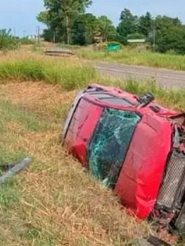 Ruta 18: una camioneta cayó a una zanja tras un despiste