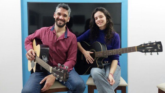 En radio La Red compartieron sus canciones y tocaron en vivo para los oyentes
