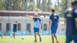 Siguen los trabajos en Central. El Profe Holan comanda los ejercicios en la pretemporada.